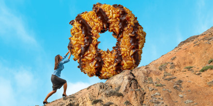 A woman carrying a Simosa cookie uphill